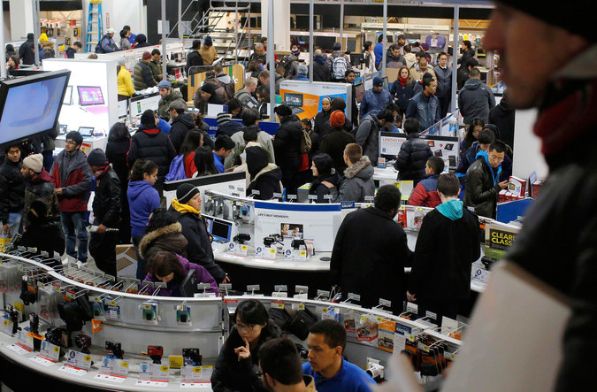 Люди совершают покупки в магазине Best Buy в "Черную пятницу". Фото: Brian Snyder/Reuters