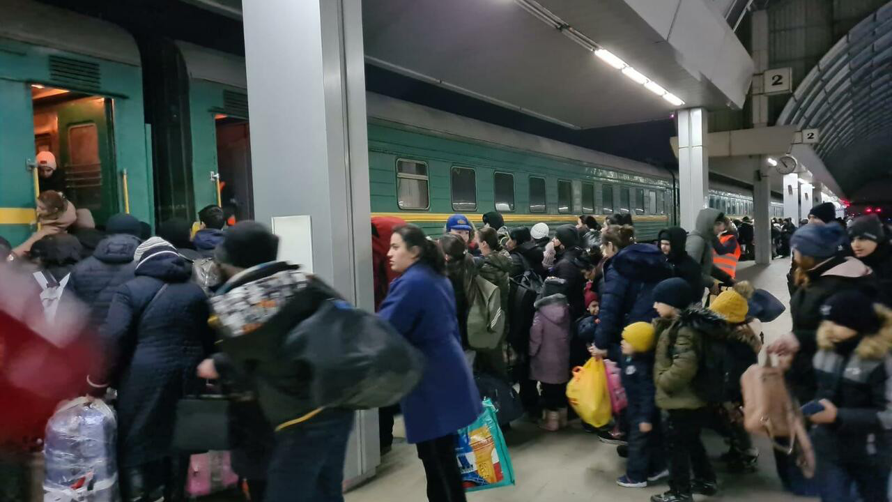 Более 700 беженцев отправились из Кишинева в Яссы дополнительным рейсом.