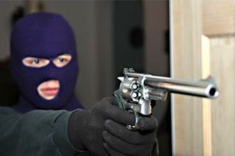 Individul riscă să fie cercetat penal şi ulterior sancţionat pentru huliganism. Foto: cugetliber.ro