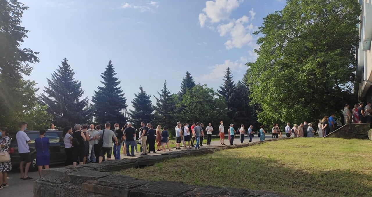 Десятки людей выстроились в очередь на избирательном участке в Резине.