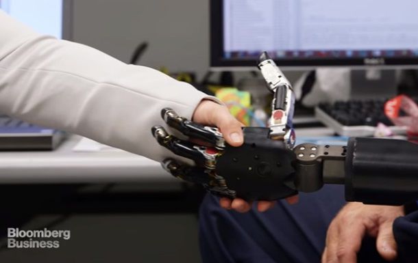 Компания DARPA создала роботизированный прототип искусственной руки.