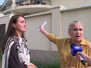 Proprietarii au mers si la politie, pentru a putea intra in casa, insa oamenii legii le-au spus ca nu-i pot ajute sugerandu-le sa mearga in instanta.