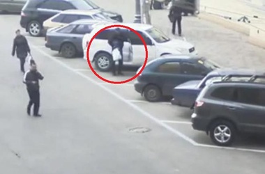 В центре города просто по-наглому работают воры. Фото: скриншот youtube.com