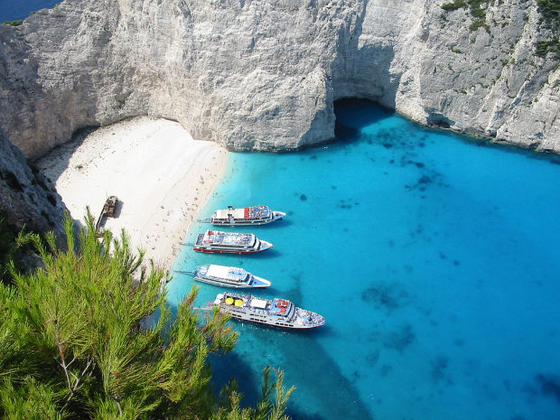 Operatorii turistici avertizează că o astfel de măsură ar putea să echivaleze cu un “sărut al morţii„ pentru singura industrie profitabilă din Grecia.