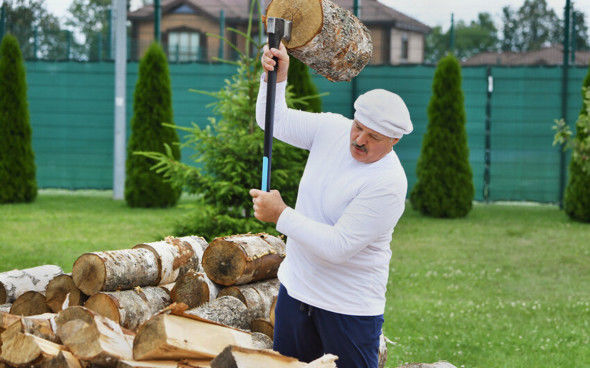 Лукашенко рассказал о влиянии топора в руках на долголетие.