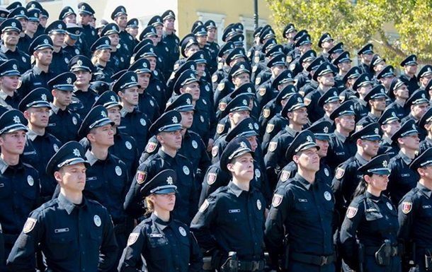 Более трех тысяч правоохранителей Киева и области будут уволены.