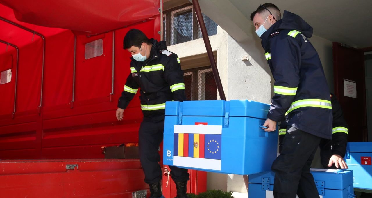 В Молдову прибывает партия из 100 800 доз вакцины от Румынии.