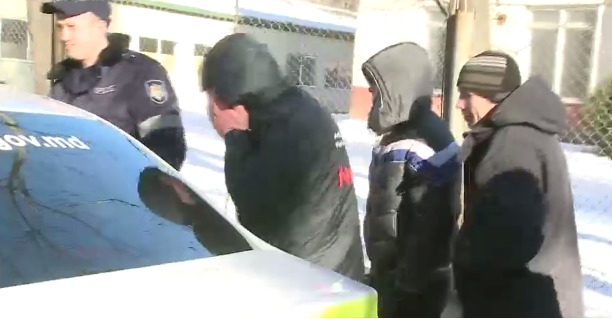 Подозреваемым грозит от 400 до 800 леев штрафа или 72 часа неоплачиваемого труда.