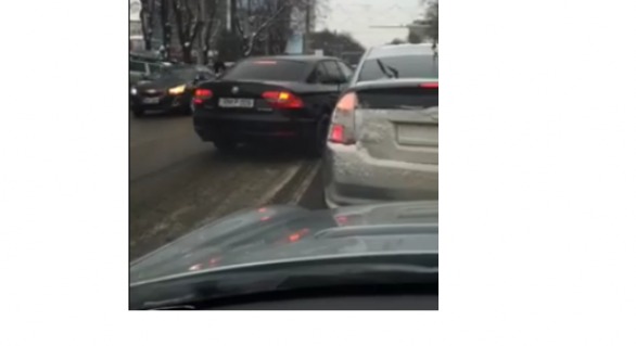 Maşina de serviciu a preşedintelui de onoare al PD încalcă din nou regulile circulației rutiere. Foto: independent.md