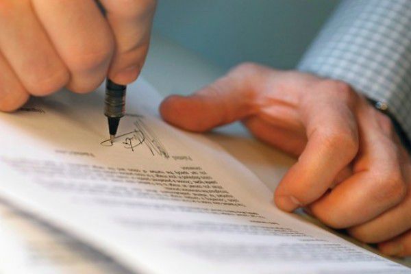 В один год у компании хорошие доходы, однако в год, когда компанию хотят выставить на продажу, ее доходы занижаются.