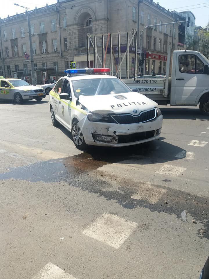 Авария с участием полицейской машины произошла в центре столицы.