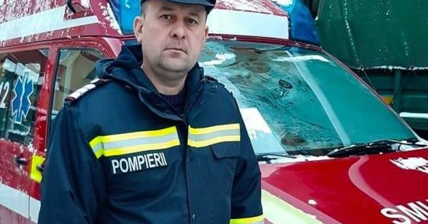 В Румынии пожарный отдал свои ботинки водителю, попавшему в аварию.