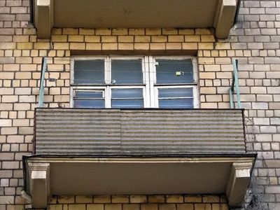 Молодой человек, выпал с четвертого этажа общежития, в котором жил.