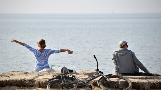 Из-за небольшой глубины вода в море прогревается очень быстро, поэтому пляжный сезон здесь длится чуть ли не до октября.