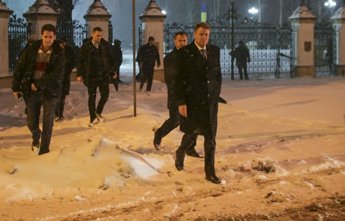 Klaus Iohannis a venit la grupul de protestatari adunaţi la Cotroceni.