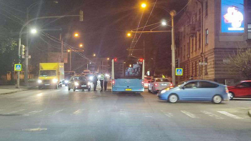 В Кишиневе на перекрестке столкнулись легковой автомобиль и автобус.