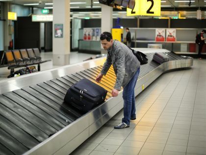 Bărbatul în vârstă de 29 de ani, care avea valiza plină cu bani, este moldovean. 