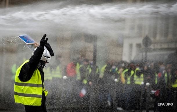 В массовых протестах во Франции погибли уже пять человек.