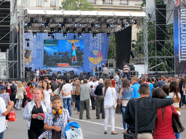 Молдавские исполнители без работы от политиков не останутся.