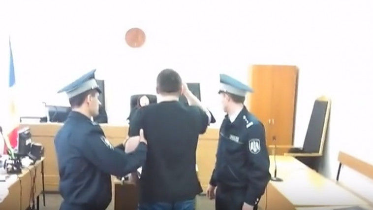 „Grupul Petrenco”, scos cu forţa din sala de judecată. Foto: captura video