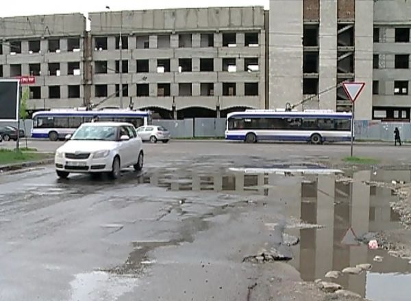 Soferii spun ca sunt suficiente cratere ca sa-si strice masinile. Foto: protv.md