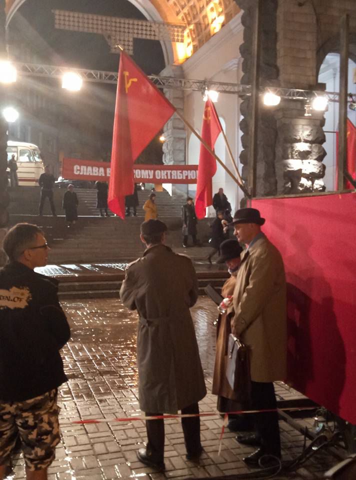 Киевлян удивили красные флаги и плакаты "Слава Октябрю" на Крещатике.