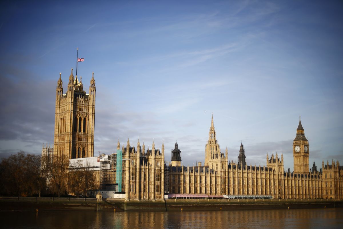 Documentul va intra în vigoare după ce va fi ratificat de Parlamentele celor 28 de state membre ale Uniunii Europene şi aprobat de Parlamentul European.