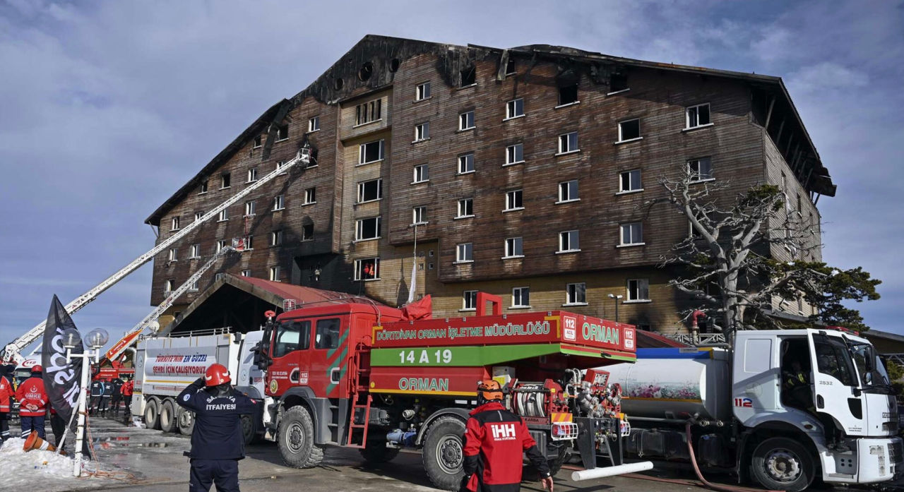 Proprietarul hotelului din Turcia a dat vina pe bucătar și pe electrician pentru incendiu.