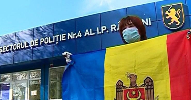 Женщина протестовала против штрафа в 22500 леев за отказ предъявить паспорт.