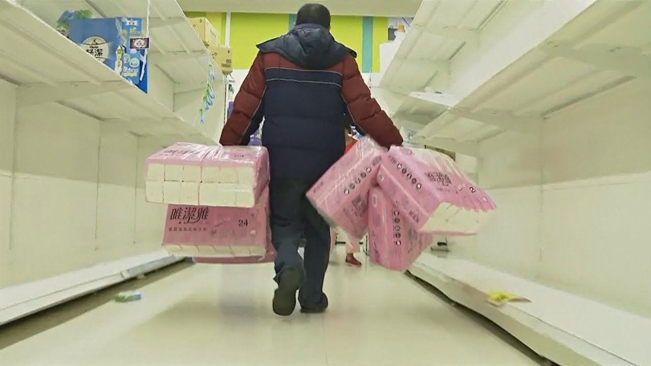 Жители Японии начали массово скупать туалетную бумагу из-за коронавируса.