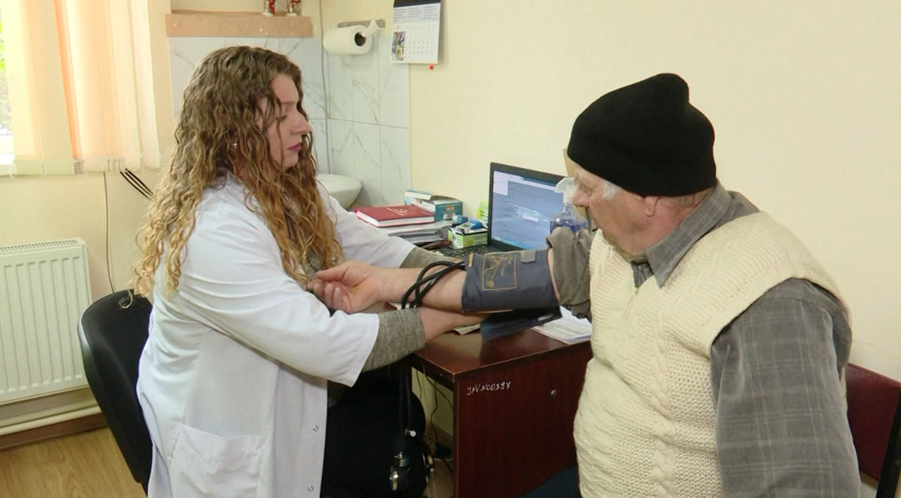 Lipsă de medici în sate: Pacienții așteaptă o consultație săptămâni întregi.