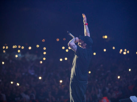 Eminem a convins aproape 90.000 de fani să-l înjure, în cor, pe Trump. Foto: romanialibera.ro