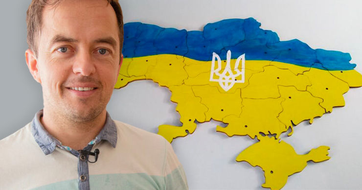 Предприниматель Игорь Хынку из Флорен делает для детей пазлы в виде карты Украины. Коллаж Point.md.
