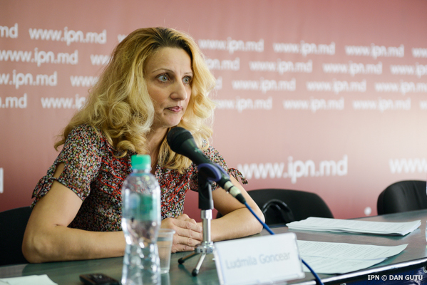 Учитель утверждает, что представила все доказательства к делам на ее имя, и направила их в адрес председателя парламента Игоря Кормана и президента Республики Молдова Николае Тимофти.