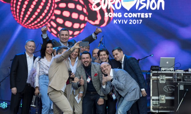 Мэр Киева Виталий Кличко принял участие в церемонии открытия крупнейшей фан-зоны "Евровидения" — городка Eurovision Village на Крещатике.