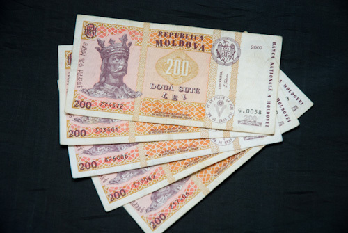 Leul moldovenesc și-a consolidat și mai mult pozițiile în raport cu dolarul SUA și moneda euro, informează NOI.md.