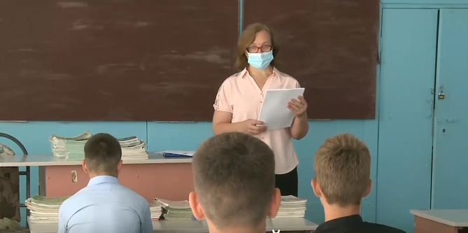 Почти 70 процентов педагогов в стране отказываются от вакцинации.
