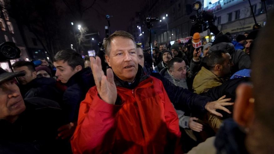 Preşedintele a fost aplaudat, iar participanții la marș au scandat „Avem preşedinte”, „Iohannis e cu noi” și „România cere - fără graţiere”.