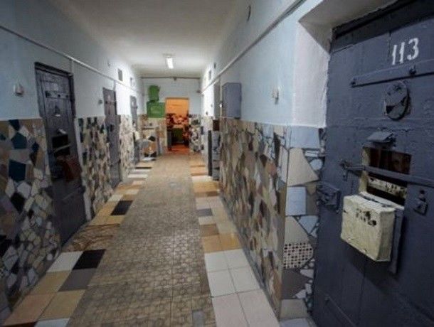 Гражданин РФ заявил, что подвергается пыткам и обращению, унижающему человеческое достоинство.