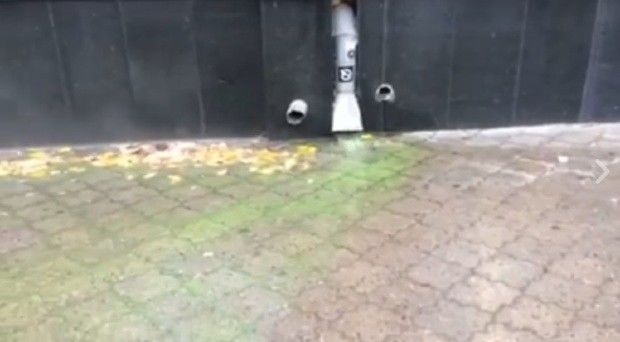 На столичной улице Пушкина сегодня утром текла горячая вода зеленого цвета из системы отопления.
