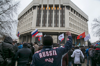 Митинг пророссийских активистов у здания Верховного совета Крыма. Фото: Baz Ratner / Reuters