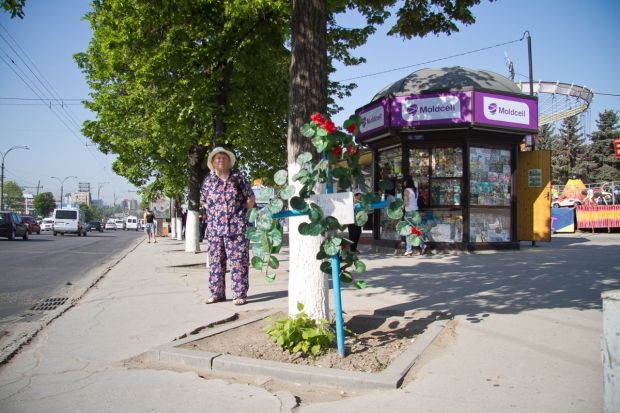 Mulţi oameni care îşi pierd apropiaţi în accidente rutiere instalează la locul în care victima şi-a dat ultima suflare cruci sau chiar mici monumente funerare.