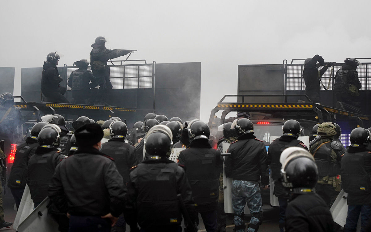 В Казахстане на сторону протестующих начали переходить силовики.