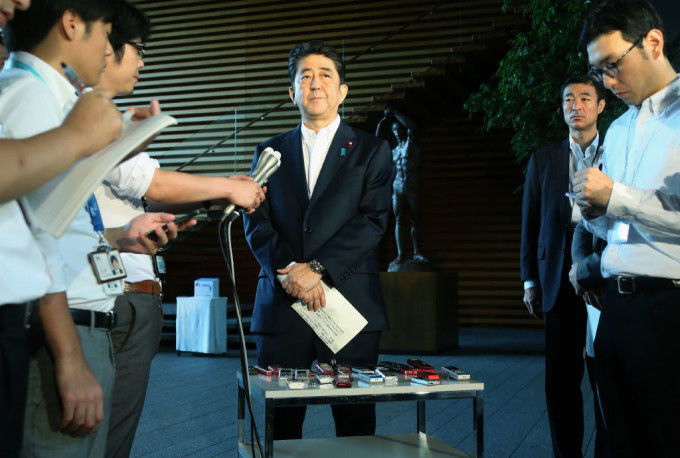 Premierul japonez Shinzo Abe dizolvă Parlamentul și convoacă alegeri anticipate.
