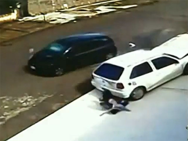 На страшных кадрах запечатлено, как автомобиль переезжает ребенка и его 64-летнюю бабушку.