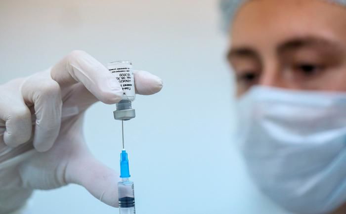 На данный момент от COVID-19 вакцинированы 53% учителей столицы и 55% воспитателей детских садов.
