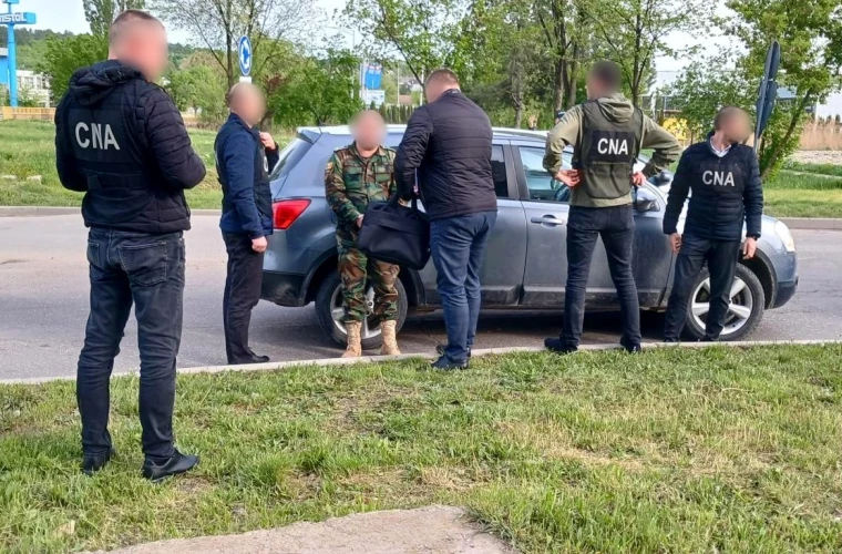 В Бельцах военного задержали за получение взятки в 1400 евро.