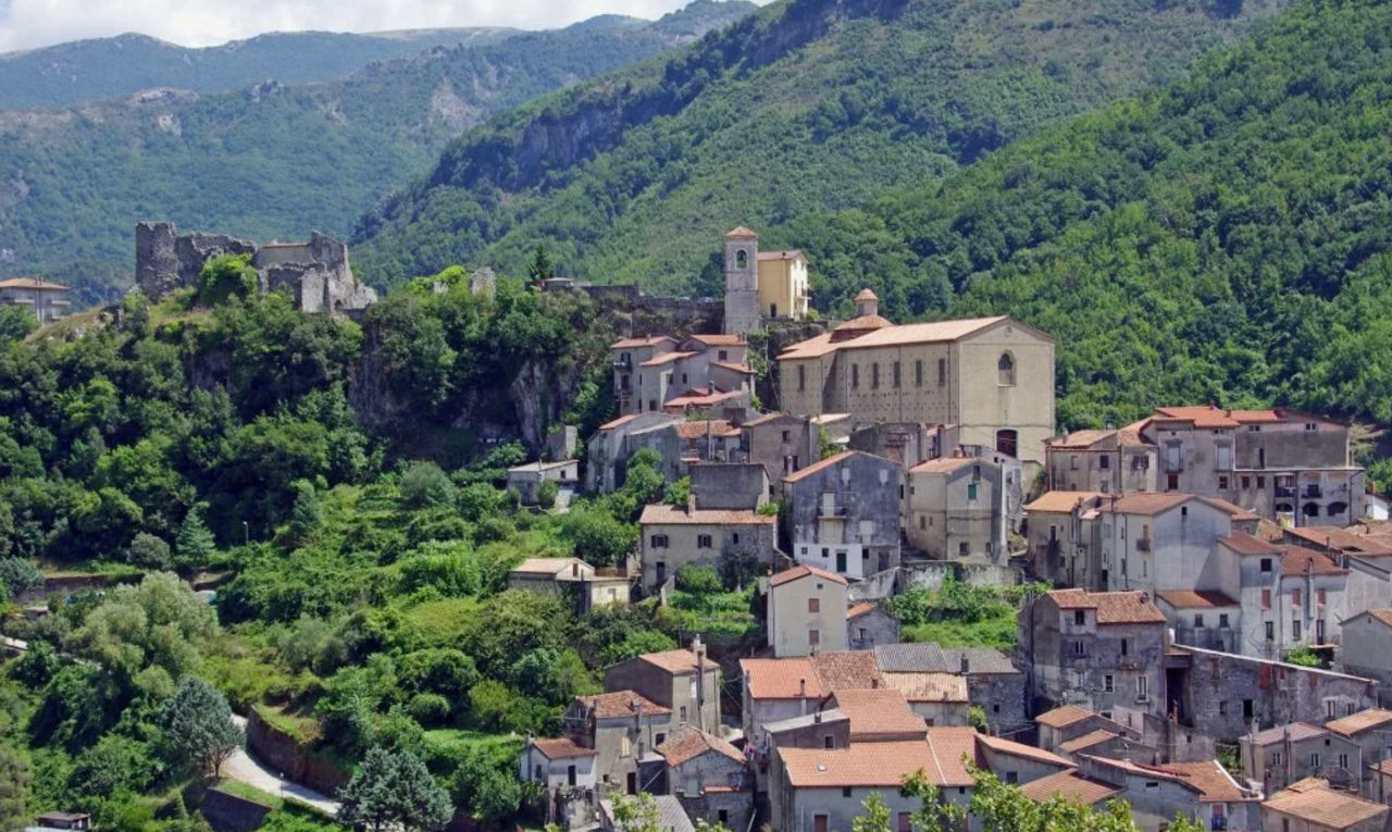 Satele de munte din Italia oferă 100.000 de euro pentru relocare.