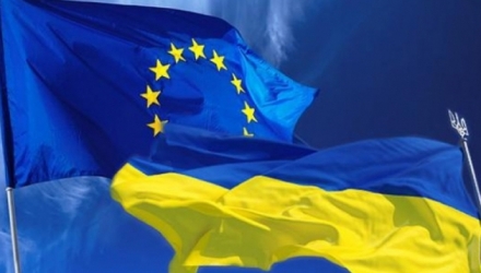 Ucraina a semnat astăzi Acordul de Asociere cu Uniunea Europeană, care luni la rând a fost motivul revoltelor și violențelor din țară, atrăgând imediat consecințe grave din partea Rusiei, scrie reuters.com.