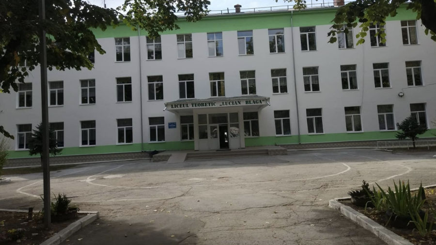 Появились подробности инцидента в лицее, где на девочку упала штукатурка.
